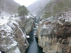 上流側です。

ジャーン！
ここが、龍王峡のハイライト。
狭く切り立った岩壁の下に流れる清流が見事です。