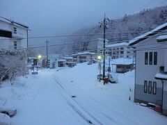 6:22
おはようございます。
湯西川温泉の朝です。
真っ白ですね。
