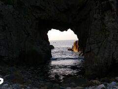 こちらは白山洞門。
花崗岩で形成された岩盤が波の浸食により洞門となったものである。