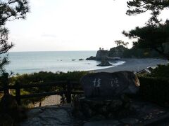 さて、高知市内では有名な景勝地桂浜にやってきた。
カーブを描く海岸の地形が美しい。