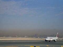ドーハのハマド国際空港です。向こうに見えるのがドーハの中心街の高層ビル群。何故かドーハの中心地の上空だけが黄砂に覆われているのが良く分かります。
