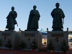 駅前の土佐三志士像。
存在感があり、高知駅前のシンボルになりそうだ。