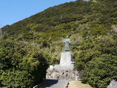 展望台のそばには中岡慎太郎像が太平洋に向かって立っている。