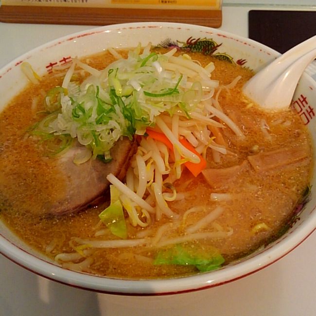 隊長はもう一泊の予定なので、空港まで送っていただきました。<br />最後に旭川空港でラーメンをいただき、満腹で羽田へ戻ります。<br />二度目の美瑛、初回とは違う満足感です。<br />これもひとえに、美瑛を知り尽くしている隊長のおかげです。<br />ありがとうごさいましたー！