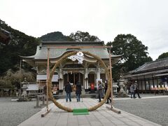 ８の字で渡るしめ縄（？）がありました。
お正月シーズンも過ぎたようで、静かな神社でした。