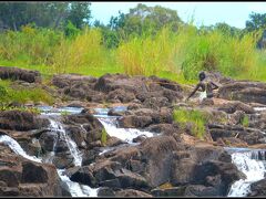 【ビクトリアの滝Victoria Falls：ジンバブエ／アフリカ】

別の人は、竿で釣りしてます。生活掛かっている感を彼の背中から感じます。あの装備なので、販売目的ではなく、今晩、自分で食べる用ではないかと....笑）