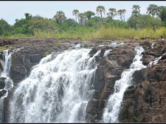 【ビクトリアの滝Victoria Falls：ジンバブエ／アフリカ】

あれ？ビクトリアフォールズの天辺（ザンビア側）に誰かの人影が....