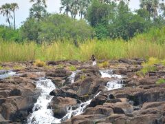 【ビクトリアの滝Victoria Falls：ジンバブエ／アフリカ】

腰に藁を巻いた現地の人が縄釣りしています。