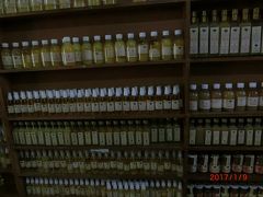 アルガンオイルの店 Argan Oil Shop で化粧用のオイルを土産に買う。
150モロッコディラハム、US$13, 約1650円です。