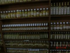 アルガンオイルの店 Argan Oil Shop で化粧用のオイルを土産に買う。
150モロッコディラハム、US$13, 約1650円です。