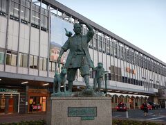 夜行バスにて岡山駅前に到着。
東京から１０時間はさすがに遠かった。