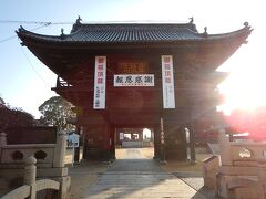 赤穂線に乗って備前西大寺を参拝。
朝日がまぶしい。