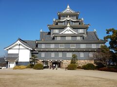 後楽園からそのまま岡山城を見学。
烏城と呼ばれるだけあって漆黒の天守閣が風格を醸す。