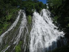 早朝、知床５湖ウォーキングを終えて次なる宿泊地摩周を目指します！

途中で見つけた『オシンコシンの滝』