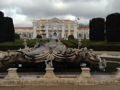 庭園に入って宮殿を写したところ。プチ・ベルサイユ宮殿といった感じですが、長い間放置されていたそうで庭園は現在も修復中みたいです。彫像など、まだ汚れが目立ちました。１月末の日曜午前中に訪れましたが、まったく混んでませんでした。