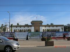ムハンマド5世広場 Place Mohammed V が最初の観光地です。
1956年11月18日に「ムハンマド５世」国王が独立宣言を読み上げてやっと独立できたモロッコです。
1912年からフランスやスペインの植民地となっていたそうです。
