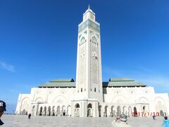 ツアーで2つ目の観光がハッサン 2世モスク Hassan II Mosque です。
ミナレットが白に緑の美しい色で、200mの高さです。
