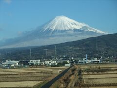 新富士駅手前で本日も富士山が見えました!?
この日の富士山はきれいでした！
珍しく車掌が「左手に富士山が見えます。」とアナウンスをしておりました。
そういえば、今年で国鉄からJRへ発足して30年になり、6月より制服がリニューアルされますが、正直イマイチで今のままでもかっこいいと思うのですが…
東海道新幹線の乗務員が着ている制服はかっこいいし憧れるね～(´▽｀*)

