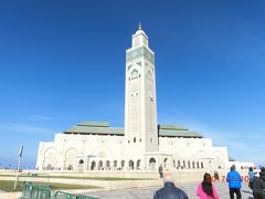 ツアー観光での 2 カ所目はハッサン 2世モスク Hassan II Mosque です。
モハンマド５世広場に比べて見ごごちはあります。
ミナレットの高さは200mです。