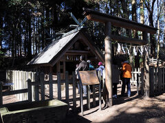 鎮座していたのは宝登山神社奥宮で、日本武尊所縁の社だそうだ。創建時は『火止山』と書き、弘仁年間（810～824）に、現在の名に改められたそうである。ちなみに、本社は麓にある。小さな社だが、屋根が大きく印象的な佇まいであった。