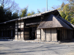 その敷地内に、国の重要文化財である『旧新井家住宅』が移築保存されていた。建てられたのは江戸中期の延享２年(1745)と推定されているそうである。茅葺屋根の部分は馬屋で、母屋と一体となっているのが面白い。