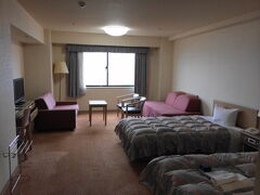 浜松の「浜名湖ロイヤルホテル」に宿泊。シングル宿泊なのに、めっちゃ広いツインを用意してくれました。