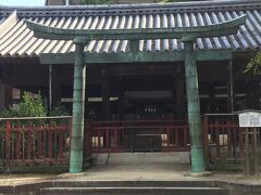 厳島神社の摂社も立派です。
銅の鳥居が蒼くて大鳥居の赤との対比も美しい。