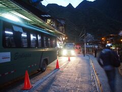 前の日記（マチュピチュ山編）
http://4travel.jp/travelogue/11214561

この日同じように5時に朝食後、5時20分からバス乗り場へ並びましたが、長蛇の列。。。
300人くらいは並んでおりました。
結局、バスに乗れたのは6時過ぎ。
麓の村からバスで20分程度。片道24ドル。途中、橋の建設途中だったのでバスを降りて歩かされました。
遺跡の入り口も激混みだったので、マチュピチュ遺跡に入れたのは7時過ぎでした
