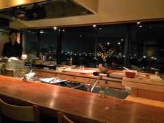 沼津のおしゃれな会席料理屋さん「蓮」で夕食。大きな窓からは狩野川の夕景が素敵でした。
ロケーション抜群のお店です。 