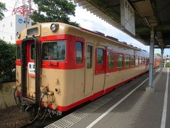 13:24　大原駅に着きました。（大多喜駅から40分、横浜駅から6時間6分）

いすみ鉄道の大原駅はホームが短いため後部車両が半分程度ホームから外れて停車しています。

改札口を出ると、いすみ鉄道直営の売店があり、鉄道グッズやお土産などが販売されています。