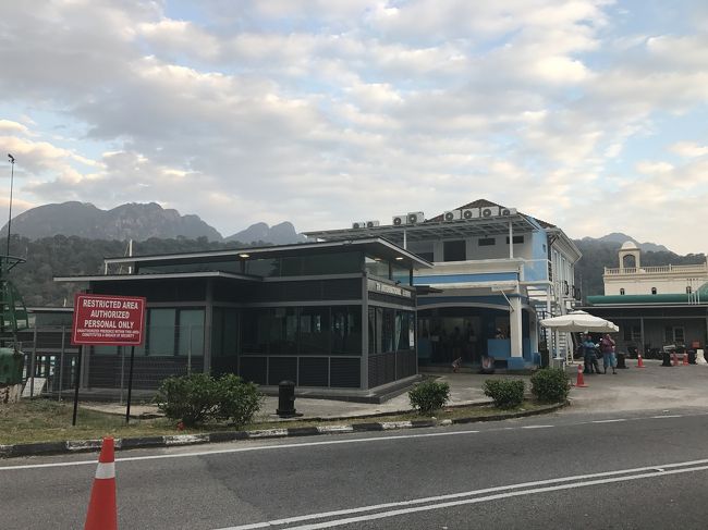 朝9時半の高速船がテラガハーバーからリペ島まで出ています。<br /><br />午後便と合わせて2便あります。<br /><br />7時半にデサモーテルにピックアップ<br /><br />何人かピックアップしてから乗り場まで行きます