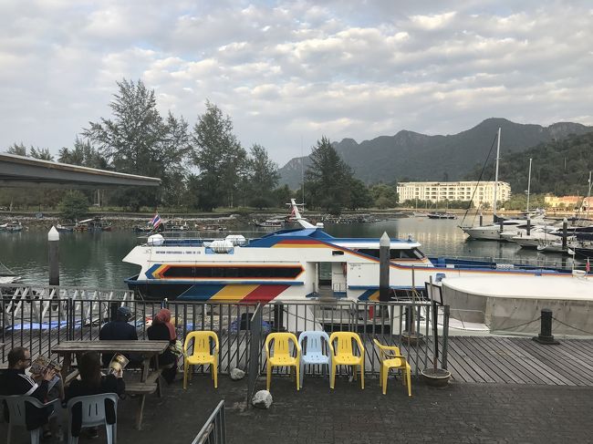 ピピ島みたいに大型のフェリーかと思ったら高速船です。<br /><br />ここで、チケットをもらい出国<br />荷物検査もなく、パスポートにスタンプを押してもらい船に 約1時間ちょっとくらい<br /><br />周りには店らしきものがなく船内も無いので何か買っておいたほうがいいかと思います。<br />