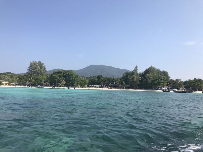 リペ島に着くと、沖合で小型ボートに移動してビーチに着きます<br /><br />荷物は後でまとめて運んでくれます