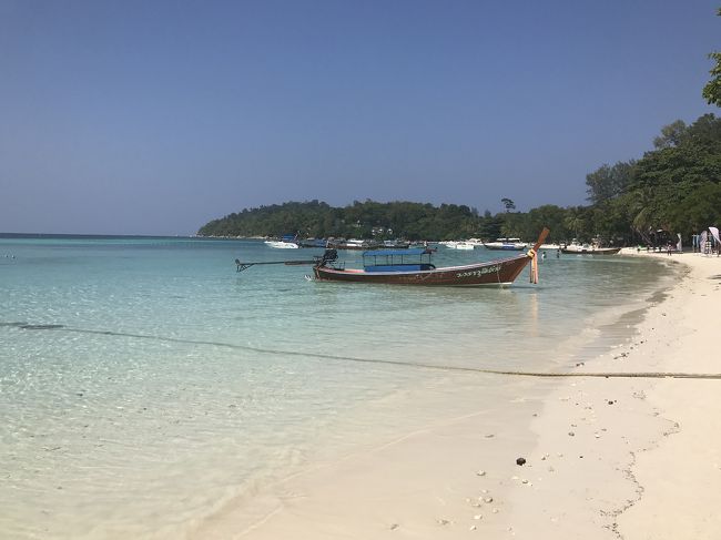 リペ島パタヤビーチ<br /><br />ほんときれい^ ^<br /><br />着いた場所に入国カウンターと帰りのチケットのチェックインなどやります。<br /><br />ただ、日帰りや短期、長期滞在の関係かパスポートを呼ばれるまで1時間くらい待ちます<br /><br />人が多いからしょうがないかな<br /><br />パスポートに入国スタンプを押してもらったら各宿泊先へ<br /><br />ホテルによっては迎えに来てるとこもあります