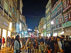 夕食に出かけましょう。
RIBEIRAのバス停から900番台のバスに乗りサン・ベント駅の先のバス停で下車。
少し歩いて、サンタ カタリーナ通りに来ました。
凄い人です。
