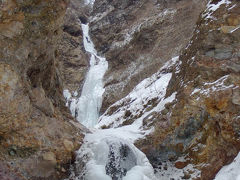 AM12:29
雲竜瀑。
1月の大寒波から厳しい寒さというものがなく、暖かい日が多かったため、滝自体に穴が開いていました。