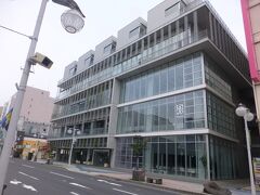 八戸の魅力を凝縮した観光・交流の拠点施設
中に入ってみたかったけど、私達が八戸にいる時間には
閉まっていました。