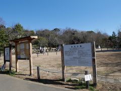 住宅街を歩いて行くと次は菅刈公園。
こちらも豊後国(大分県)の岡藩のお屋敷跡にたてられました。広大な敷地ですな。
