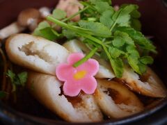 今回は「食堂いなほ」に入ってみることにしました。お隣の「料亭　稲穂」のカジュアル版の店です。

桜シーズンのランチタイムには、（手間がかかり忙しいから）きりたんぽ鍋をやっていなかったんですよね～。

料亭稲穂　食堂いなほ
http://inaho.pepper.jp/

食堂いなほ
https://tabelog.com/akita/A0504/A050401/5000495/