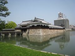 次に広島城。中心部にあって静寂としています。