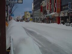 寝台特急あけぼので秋田に着いた我々は、朝食を取り、秋田駅前を散策。
道路も真っ白。歩道にはかいた雪が山と積まれています。