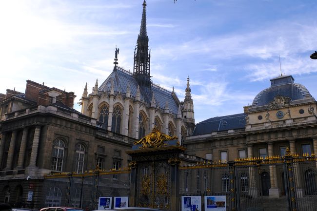 シテ島の1/3を占めるパレ・ド・ジュスティス（裁判所）の原型は、カペー朝時代、パリの中心がシテ島だった頃の王宮である。宮廷がルーヴル宮に移ると顧みられなくなり、管理人（コンシェルジュ）に預けられていたため、コンシェルジュリと呼ばれるようになった。<br />1793年4月6日、この場所に革命裁判所が置かれ、多くの人々が、この場所で裁かれ粛清されていった。革命裁判所の訴追検事となったフーキエ＝タンヴィル（デムーランの遠縁にあたる）は呵責の無い弾圧の執行者となり、王党派、フイヤン派、ジロンド派、ジャコバン派のエベール派、ダントン派、更にはロベスピエールらもギロチン送りとして死刑に処した。フーキエ＝タンヴィル自身は1795年5月に逮捕され、グレーヴ広場で処刑された。