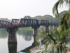 クワイ河鉄橋。日本軍が多くの犠牲を払い建設した鉄橋。その後映画の舞台になり知られるところとなった橋。
静かにたたずんでいるが歴史を刻んだ橋・・・
歩いて渡ることができます。

橋の周辺は観光地化してます。世界各国から多くの人たちが来てました。