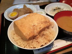 １２／２４
日本橋のおでん屋さん「お多幸」でランチです。名物、「とうめし定食」をいただきました。ぷるぷるの豆腐がドーン！　おつゆをたっぷりご飯が最高でした。 