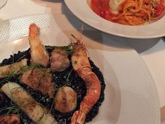 【Reastaurante Pomodori】

Rua Dr Renato Paes de Barros 534 Itaim Bibi Sao Paulo

事務所の近くのイタリアンレストラン。小さくて地味で...ちょっと値段が高いんですが....味は、かなりハイレベルです。

イカ墨スパゲッティとか、サンパウロであまり食べる機会はないのですが、ここはあるんです。こういうメニューが....。

