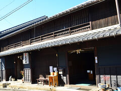 この街道宿場..大黒屋を見のこと
江戸時代からの旅籠です。
今も旅籠として営業されている細久手で一軒の宿泊施設です。

江戸時代から残る建物で、
尾張徳川家が他の大名との相部屋を嫌ったために
尾張藩の定本陣に定められていた。
　うだつ、玄関門、式台、上段の間をはじめ各部屋もそのまま保存され、
往時の面影を色濃く残す旧家です。