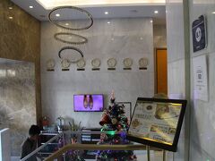 11:25 ホテルチェックアウト

1時間ほど部屋で休んでお世話になったホテルをチェックアウトします。
一応、夜の便で帰国になりますが、1日たっぷり時間があるので、まだ行っていないヤンゴンの観光地を訪れてみることにしました。
ホテルの受付でタクシーの手配をお願いしました。