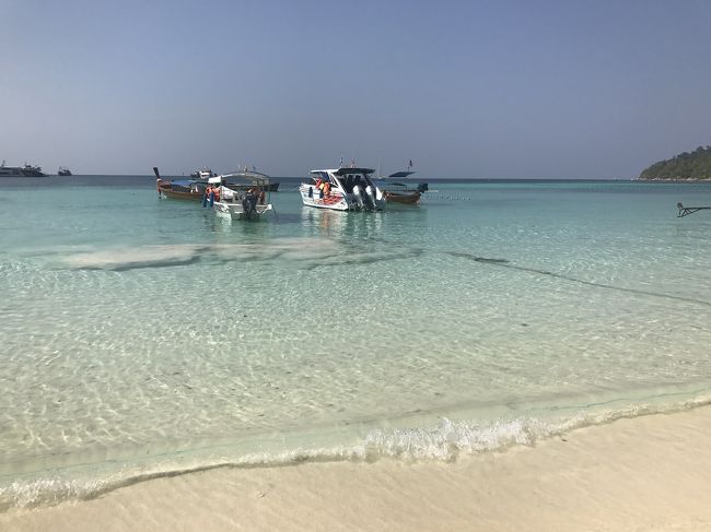 フィリピン セブのマラパスクア島に行った時を思い出しました<br /><br />マラパスクアもこんな感じで、真っ青な海と真っ白なビーチが迎えてくれます<br /><br />リペ島より小さな島なのでこれほど観光客はいませんが。