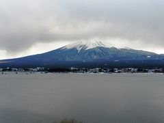 宿に到着すると、富士山上空には雪雲が。
河口湖もグレーになってました。
（雪の残る道を走って来たおかげでクルマもグレーでした。）

花火と富士山は無理かも…。