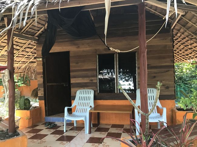 すぐ隣はゲッコーバンガローがあります<br /><br />いかにも南の島って感じのバンガロー<br />テレビも冷蔵庫はなし<br /><br />シャワーは水ですが俺は全然大丈夫ですけど<br /><br />一応wifiも繋がりますが時間帯によるのか全く繋がらない時も<br /><br />セブンイレブンやwifiあるレストランいけばなんとかなります^ ^